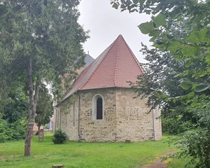 Inzwischen wieder bewässert an der Kirche von Schkopau-Hohenweiden-Neukirchen
