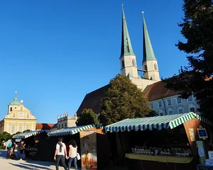 Klostermarkt im Vordergrund, zahlreiche Kirchen im Hintergrund!